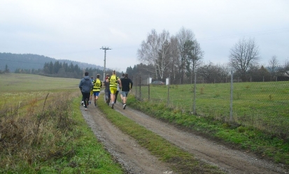 Přes bariéry s policií