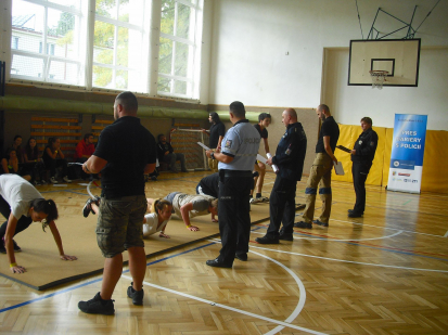 Přes bariéry s policií