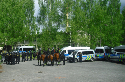 Nástup před demonstranty