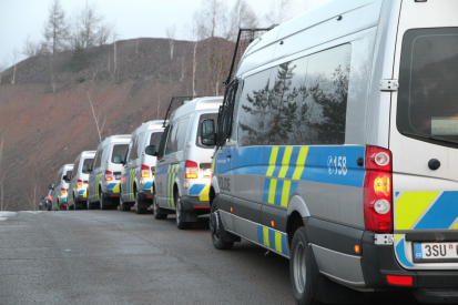 Policejní vozidla u věznice